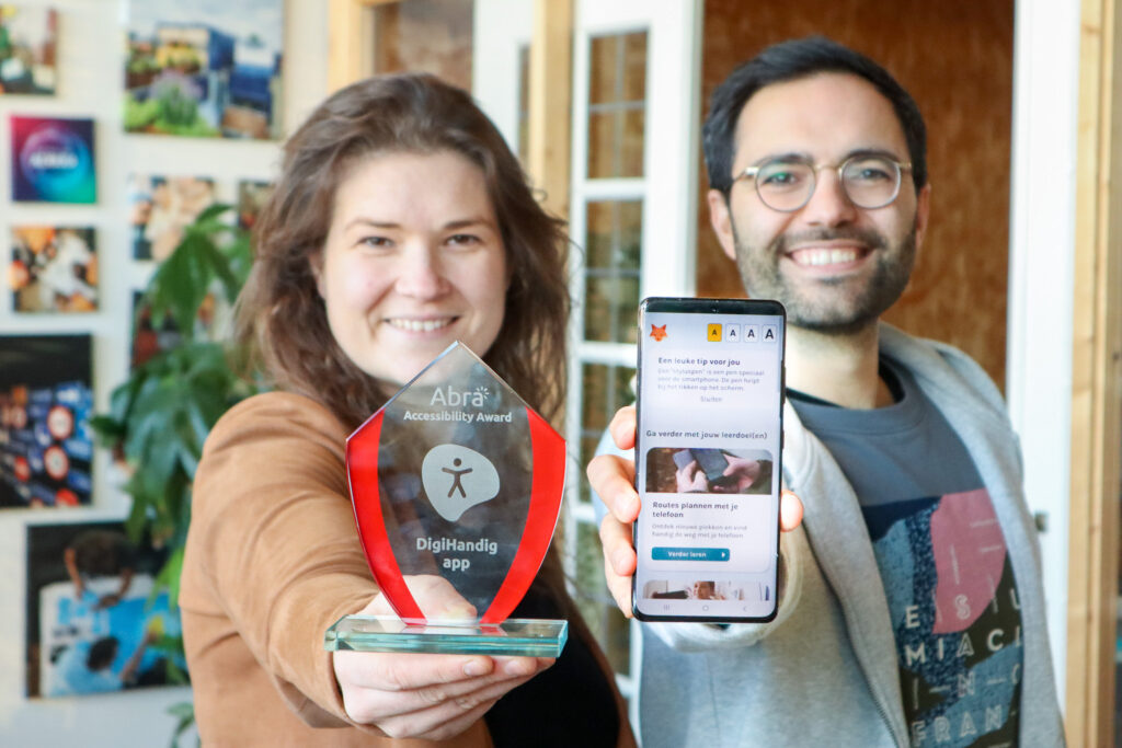 Kristel Thieme met de Abra Accessibility Award en Olivier Hokke met de DigiHandig-app